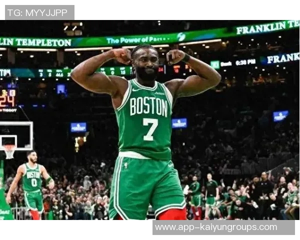 杰伦布朗半场表现抢眼17投8中三分球命中率高达60独得19分助力球队 杰伦布朗半场表现抢眼17投8中三分球命中率高达60独得19分助力球队